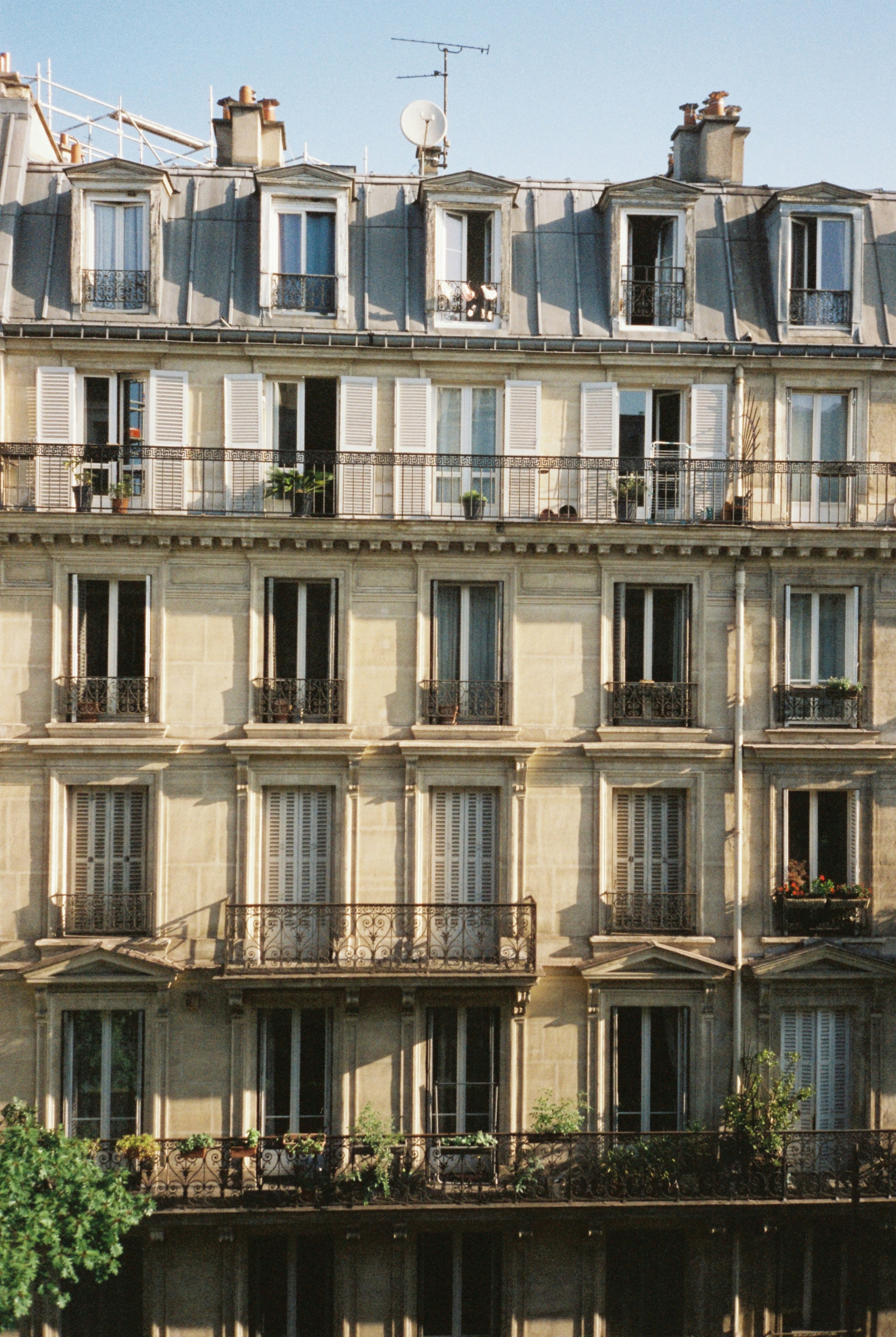 Façade parisienne en pierre et balcons en fer forgé